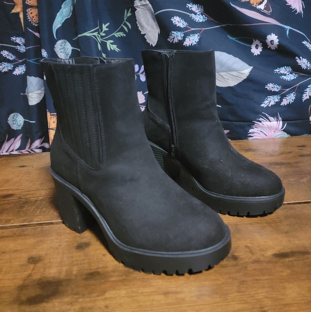 Chic Heeled Fashion Boots 7.5 Wide Width Torrid